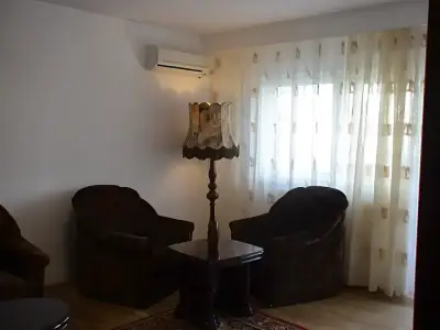 Apartament de inchiriere Sector 4 Bucuresti living cu masa